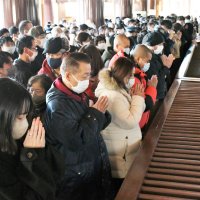 成田山新勝寺の大本堂で新年の願いを込めて手を合わせる初詣客＝１日午前、成田市