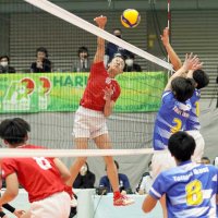 鳥取中央育英―習志野　スパイクを放つ習志野の吉原＝東京体育館（（ｃ）春の高校バレー事務局）