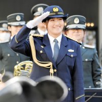 ＜１１０番の日＞女子プロゴルファー稲見選手が一日課長　制服姿で適正利用訴え　浦安・イクスピアリ