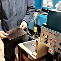 収穫した生ノリをその日のうちに乾燥させた「乾し海苔（ほしのり）」＝１８日午後、船橋市宮本の「坂才丸」加工場