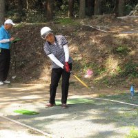ターゲットバードゴルフの全国大会でプレーする坂内さん（右）（本人
提供）
