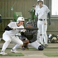 センバツ出場に備え、練習する専大松戸の選手ら