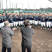 学校長らから選抜高校野球大会出場決定の知らせを聞き、喜ぶ専大松戸ナイン＝２７日午後、松戸市