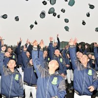 出場が決まり、帽子を投げて喜ぶ専大松戸ナイン
