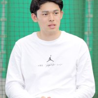インタビューに応じる千葉ロッテの佐々木朗希投手＝沖縄県石垣市（代表撮影）
