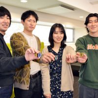 金やコバルトなどを表現したチョコを食べた学生ら＝１４日、千葉市稲毛区の千葉大学西千葉キャンパス