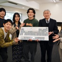 千葉大生に「元素周期表チョコ」　バレンタインデーにプレゼント　金のチョコはどんな味？元素の特徴で味に工夫も