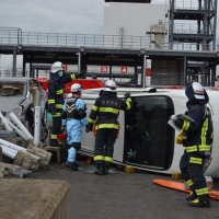 乗用車の横転事故現場で救助活動にあたる消防隊員ら＝市原市
