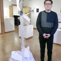 「ＢＯＯＫIXＩｃａｎｆｌｙ」の隣に立つヨシミツ
