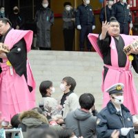 力強く豆をまく遠藤（左）と高安＝３日、成田市