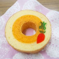 「船橋にんじん」を練り込んだ中央部分の色や、葉をイメージした市船校章で、見た目もニンジン素材感がたっぷり