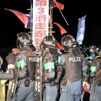 【動画あり】成田空港反対派のやぐら撤去作業始まる　抵抗の中、農地明け渡しへ