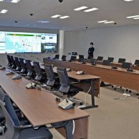 ８面のマルチモニターなどを備えた災害対策本部会議室＝１６日、千葉市役所
