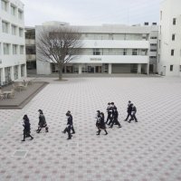 ゆったりとした中庭は生徒たちの憩いの場ともなっている