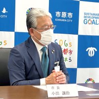 市原市立三和中学校のいじめ問題を受け、陳謝する小出譲治市長＝１月３１日、市役所