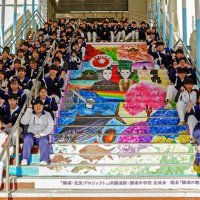 ビッグひな祭り盛り上げへ階段アート　ＪＲ勝浦駅に地元中学生