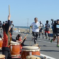九十九里浜、望み快走 　「波乗りハーフマラソン」初開催　高橋尚子さんゲスト参加　東金・九十九里