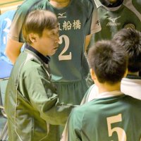 生徒を指導する市船橋高男子バレーボール部の顧問教諭＝２０１８年１１月、千葉市稲毛区