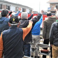 県議選の出陣式で「頑張ろう三唱」をして意気込む陣営関係者ら＝３１日午前１０時半ごろ、八千代市
