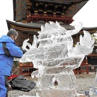 氷の彫刻で腕競う　緻密に作られた竜やカジキ　職人手掛けた１７作品、見学者を魅了　成田山新勝寺