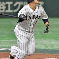 韓国戦の５回日本無死、近藤が右越えに本塁打を放つ＝１０日、東京ドーム
