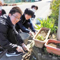 上総亀山駅で清掃　高校入学控え３人　感謝の気持ち込め　久留里線