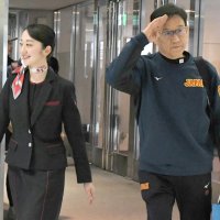 成田空港に降り立った栗山監督＝２３日午後、成田市