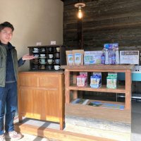 アンテナショップを紹介する小島大成さん。今までの外壁材を壁に貼って活用するなどレトロな仕上がり＝銚子市