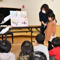 防災教室で災害時に身を守る行動を学ぶ子どもたち＝１０日、香取市の佐原保育所
