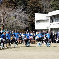 式典後、伝統の一輪車ダンスを披露する幽谷分校の児童