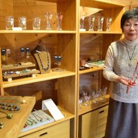 とんぼ玉の装飾品紹介　伝統工芸手がける森谷さん親子　長南、１９日まで
