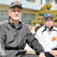 「千葉おゆみ野　近藤健介ファン友の会」副代表で泉谷メッツの代表でもある川口清二郎さん（右）