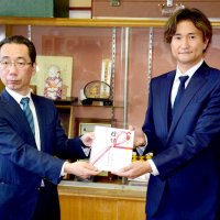 パソコン１台、一宮商高に寄贈　町内企業「ピカいち」