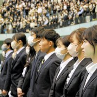 千葉大学入学式に出席する新入生ら＝５日、千葉市中央区