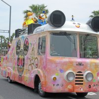 パレードするドナルドダックら＝浦安市
