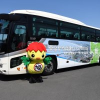 刑部岬の絶景車体へ　ラッピングバス刷新　旭の観光ＰＲ