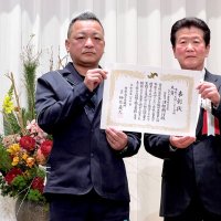 市原商工会議所の榊原義久会頭（右）から「市原で大切にしたい会社表彰」を受ける津根社長＝１月