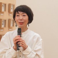 内覧会であいさつする、さかざきさん＝市川市
