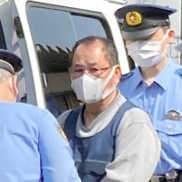 送検のため警察車両に乗り込む東間容疑者＝１７日、茂原署