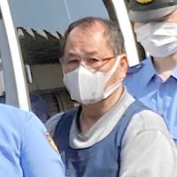 送検のため警察車両に乗り込む東間容疑者＝１７日、茂原署