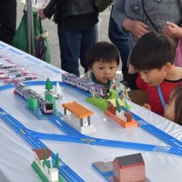 ミニ電車やグッズに夢中　沿線住民ら２万人にぎわう　印西　北総鉄道５年ぶり春まつり