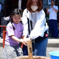 餅つきや昔遊び挑戦！！　浄財還元、親子ら楽しむ　茂原・妙源寺