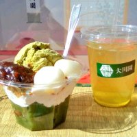 人気商品の抹茶アイスパフェと水出し煎茶
