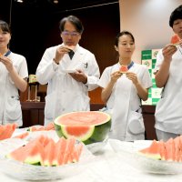 富里市などから贈られたスイカを食べる吉野病院長（左から２人目）と医療スタッフ