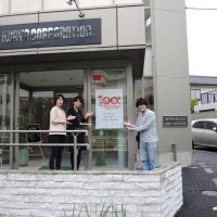 社屋では１００周年を感謝するポスターが入館者を迎える。社員のおもちゃ開発にかける思いは１００年前と変わらない＝松戸市
