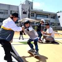 親子連れらスケートボード体験　旧長南小・校庭の新施設で開業イベント