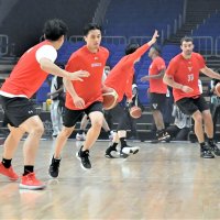 前日練習で調整する千葉ジェッツの富樫（左から２人目）ら＝横浜アリーナ