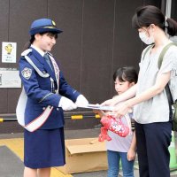 千葉市中央区の「イオンスタイル千葉みなと」で啓発チラシを配る人気子役の毎田さん＝２７日午後、同区