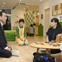 新通園制度、来年度から　少子化対策で首相実施表明　松戸の子育て支援施設視察