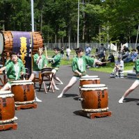 地域表すひずめ太鼓が祝福　迫力あるバチさばきで観客魅了　富里　末廣農場開業１周年